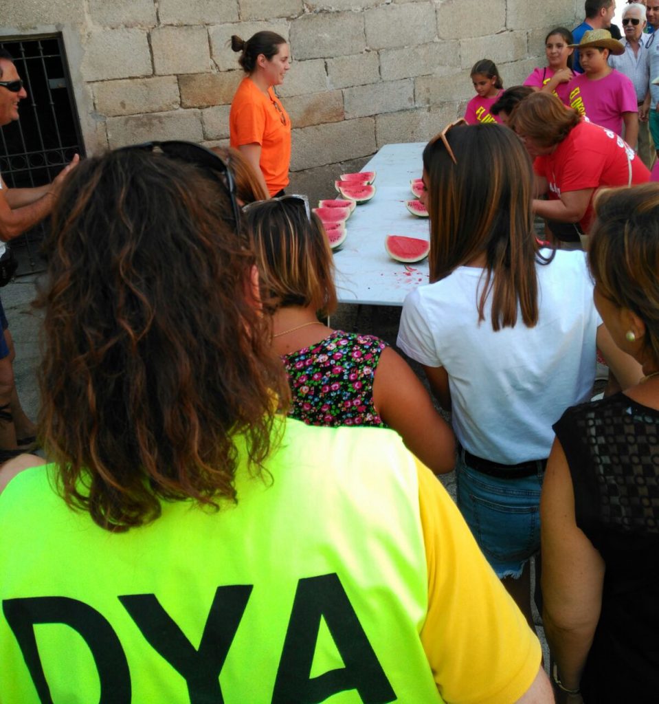 Concurso de comer sandía en el menor tiempo posible