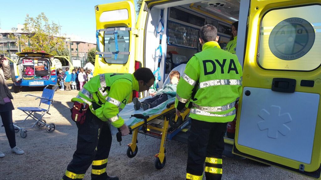 Voluntarios enseñando ambulancia DYA a alumnos de Infantil